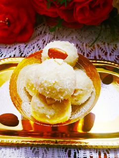 कोकोनट लडडू (coconut ladoo recipe in Hindi) रेसिपी मुख्य फोटो