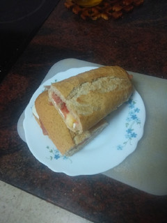 Una foto de Bocadillo de jamón serrano, queso tierno y tomate