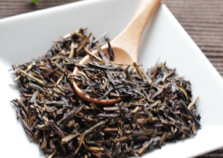 Steps to Make Favorite Hoji-cha (Roasted Green Tea)