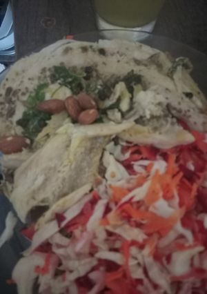 Una foto de Pescado de atún en filet con ensalada de repollo y tomate.y zanahoria rallada