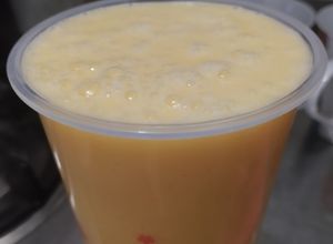 Una foto de Licuado🥤de Mango🥭y Melón🍈refrescante🍹🥛🧋