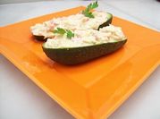 Una foto de aguacate relleno