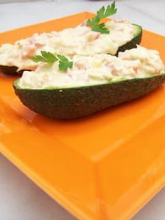 Una foto de Aguacate relleno con mango y gambas