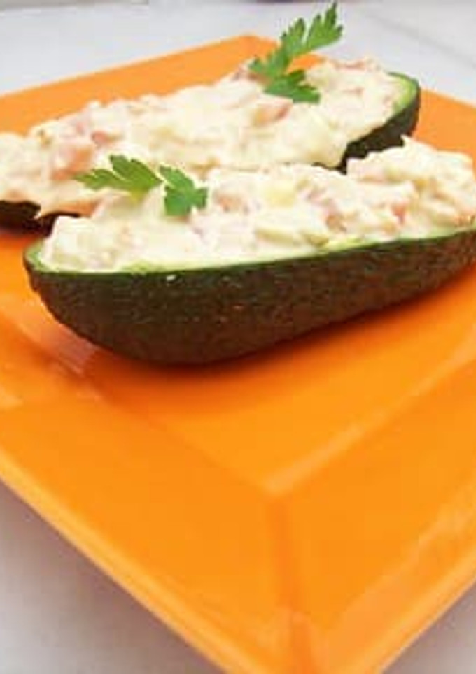 Una foto de Aguacate relleno con mango y gambas