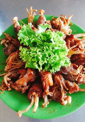 Hình của món Thịt nạc dăm cây cuộn nấm áp chảo.