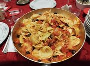 Una foto di ravioli di pesce