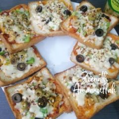 A picture of Zingy Chicken Bread Pizzas.