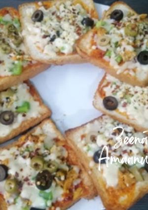A picture of Zingy Chicken Bread Pizzas.