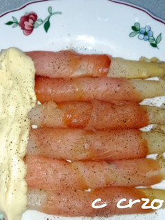 Una foto de Espárragos con salmón