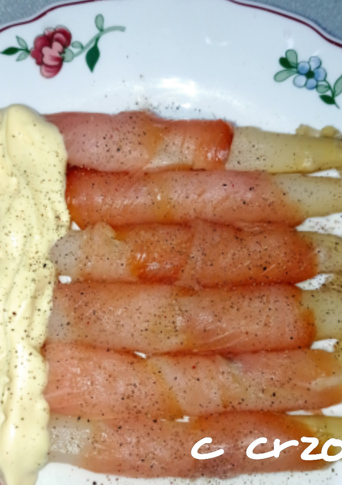 Una foto de Espárragos con salmón