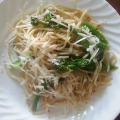 A picture of Pasta with garlic, oil and broccolini.