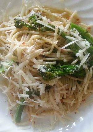 A picture of Pasta with garlic, oil and broccolini.