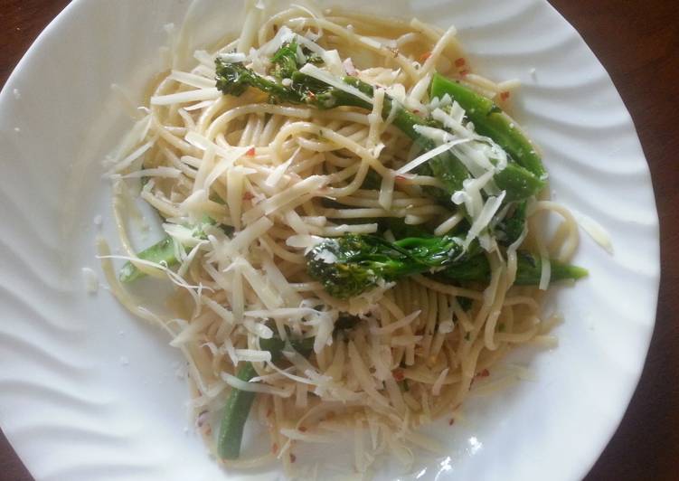 Pasta with garlic, oil and broccolini