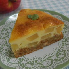 A picture of Cheesecake With Apples.