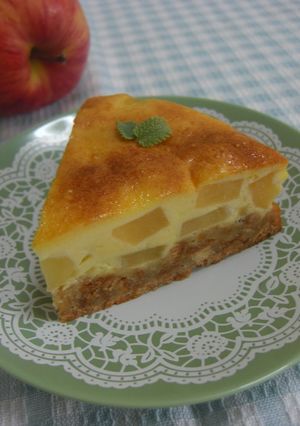 A picture of Cheesecake With Apples.