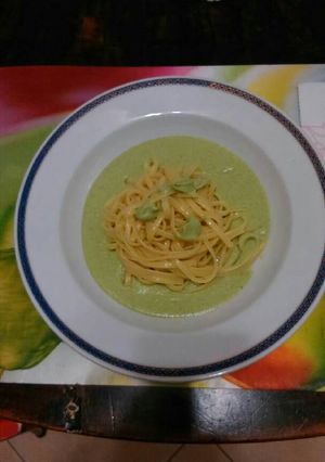 Foto di Linguine accompagnate da una crema di broccoli
