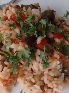 Una foto de Arroz prebiótico con berenjena y tomate seco enriquecido con Agua de Mar