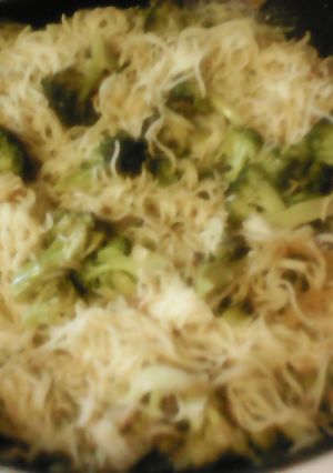 A picture of Pasta w/broccoli.