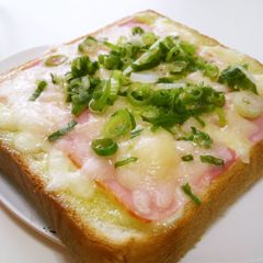 A picture of Toast with Wasabi Mayonnaise Bacon and Green Onion.
