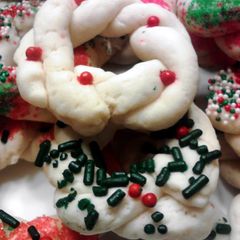 A picture of Brandied Butter Wreath Cookies * christmas *.