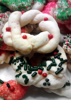 A picture of Brandied Butter Wreath Cookies * christmas *.