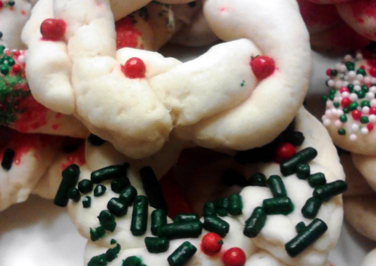 How to Prepare Award-winning Brandied Butter Wreath Cookies * christmas *