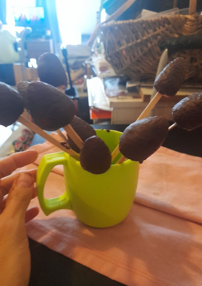 Una foto de Frutillas bañadas en chocolate tipo piruletas