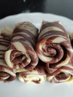 Una foto de Crepes bicolor de vainilla y chocolate en Mambo