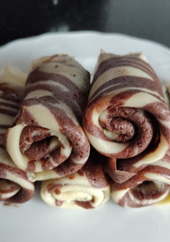 Una foto de Crepes bicolor de vainilla y chocolate en Mambo