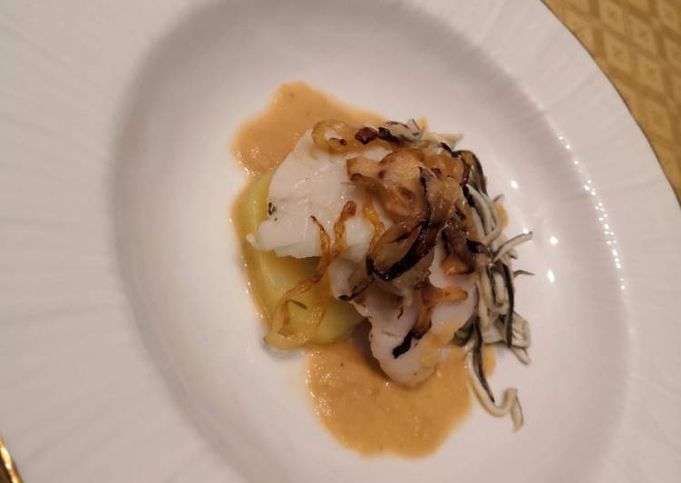 Merluza con base de patatas y gulas con salsa de cebolla