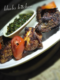 A picture of Grilled chicken with spinach sauce.
