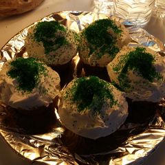 A picture of st patricks day cup cakes.