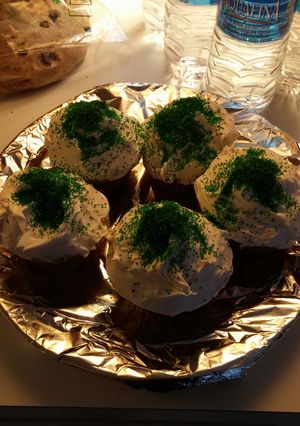 A picture of st patricks day cup cakes.