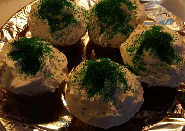 st patricks day cup cakes
