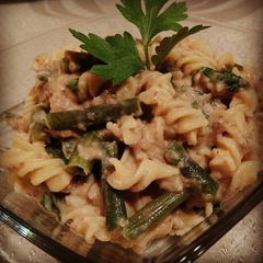 A picture of Salad with tuna and fusilli pasta.