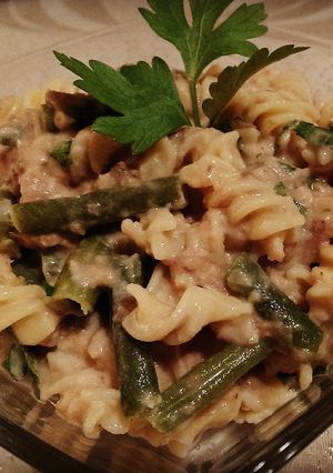 A picture of Salad with tuna and fusilli pasta.