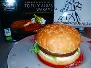Una foto de tofu con algas