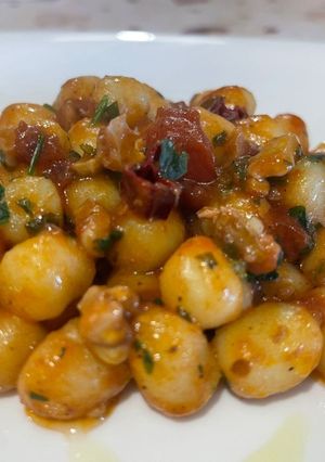 Foto di Chicchi di Patate con Pomodorini Freschi e Noci