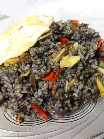 Langkah Mudah untuk Membuat Nasi Goreng Hitam Tinta Cumi yang Menggugah Selera