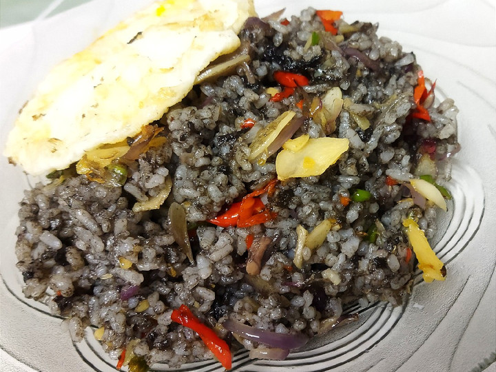 Langkah Mudah untuk Membuat Nasi Goreng Hitam Tinta Cumi yang Menggugah Selera