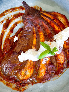 Una foto de Berenjena Asada con Burrata