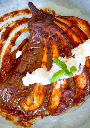 Una foto de Berenjena Asada con Burrata
