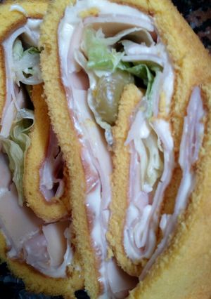 Una foto de Pionono Relleno de Jamón, queso, lechuga y aceitunas