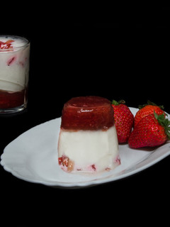 Una foto de Cuajada con fresas frescas y mermelada