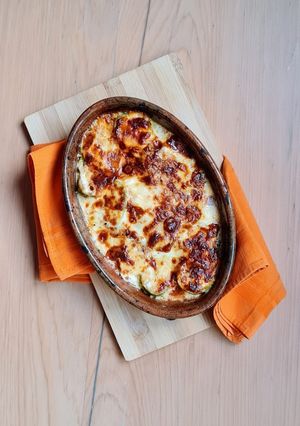 Una foto de Repollitos de Bruselas en yogur, sobre base de avena y gratinados con queso