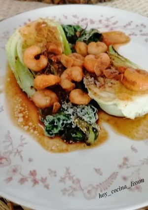 Una foto de Pak Choi gratinado con gambas