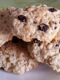 Una foto de Cookies / Galletas de avena, nueces, pasas de uva y chocolate