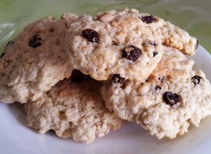 Una foto de Cookies / Galletas de avena, nueces, pasas de uva y chocolate