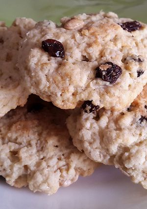Una foto de Cookies / Galletas de avena, nueces, pasas de uva y chocolate
