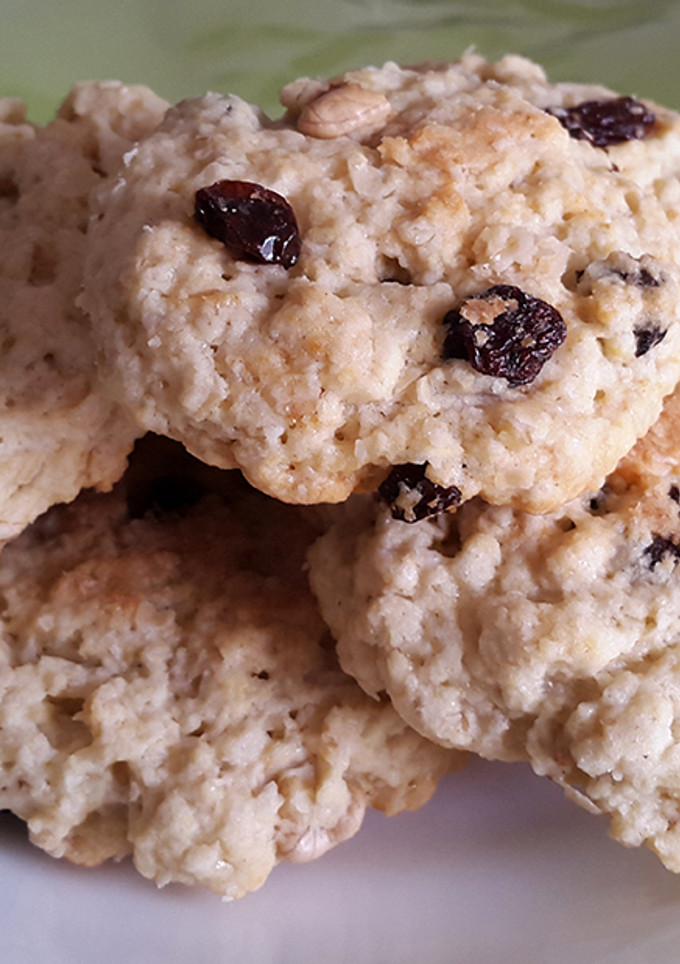 Una foto de Cookies / Galletas de avena, nueces, pasas de uva y chocolate